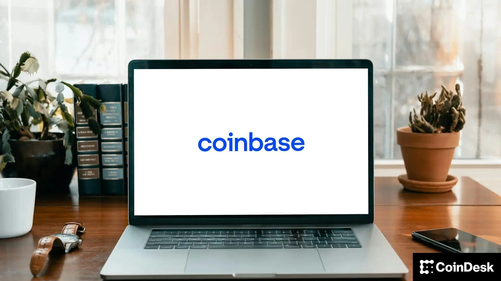 Coinbase is now the official USDC deployer on Hyperliquid, backing the platform's stablecoin push as DeFi trading volumes climb.