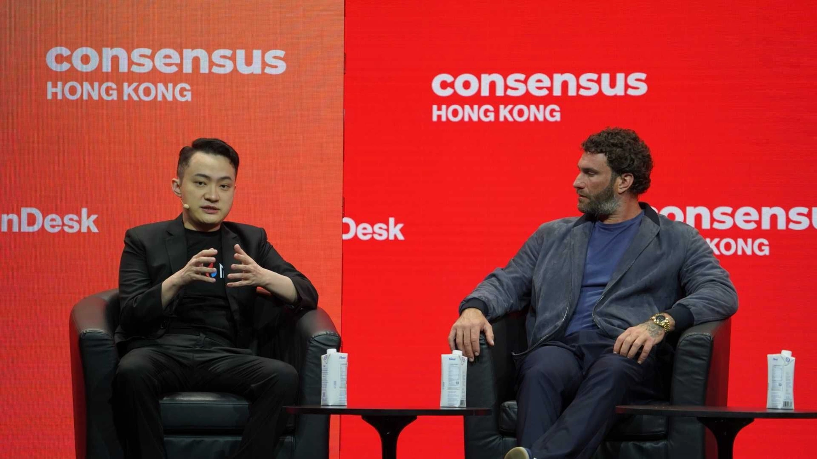 WLFI's $75 million DeFi loan is drawing fire from two directions at once: Justin Sun calling it an ATM for insiders, and U.S. senators asking pointed questions about the Mar-a-Lago gala.