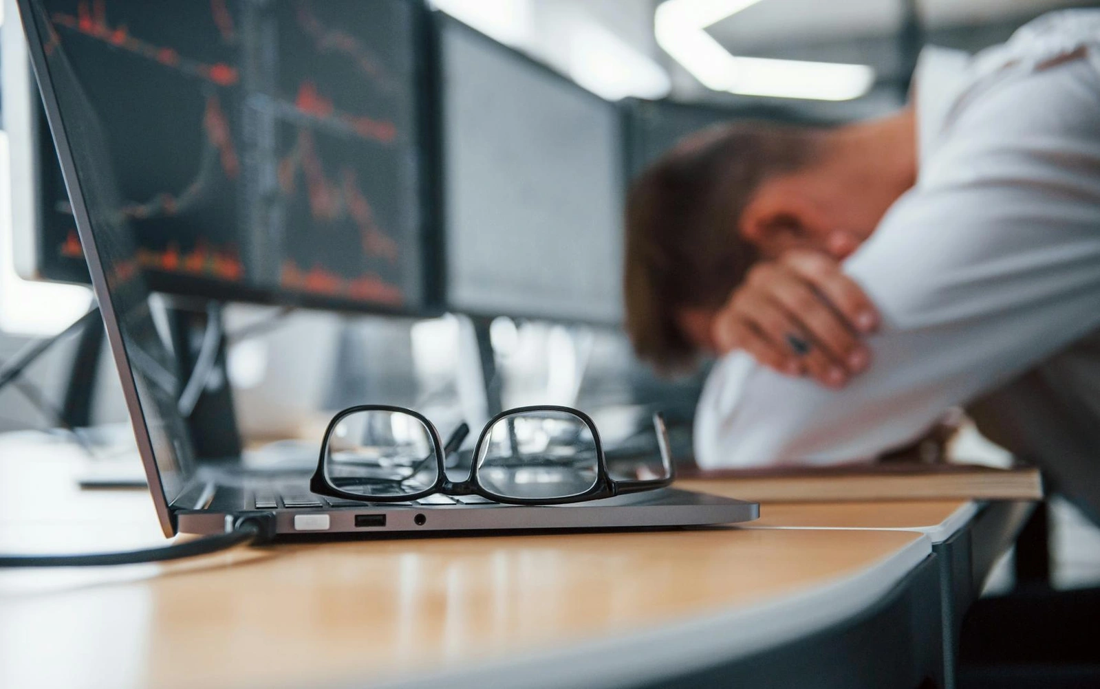 Hyperliquid's TVL plunged 71% this week as traders bet against a Bitcoin bounce.