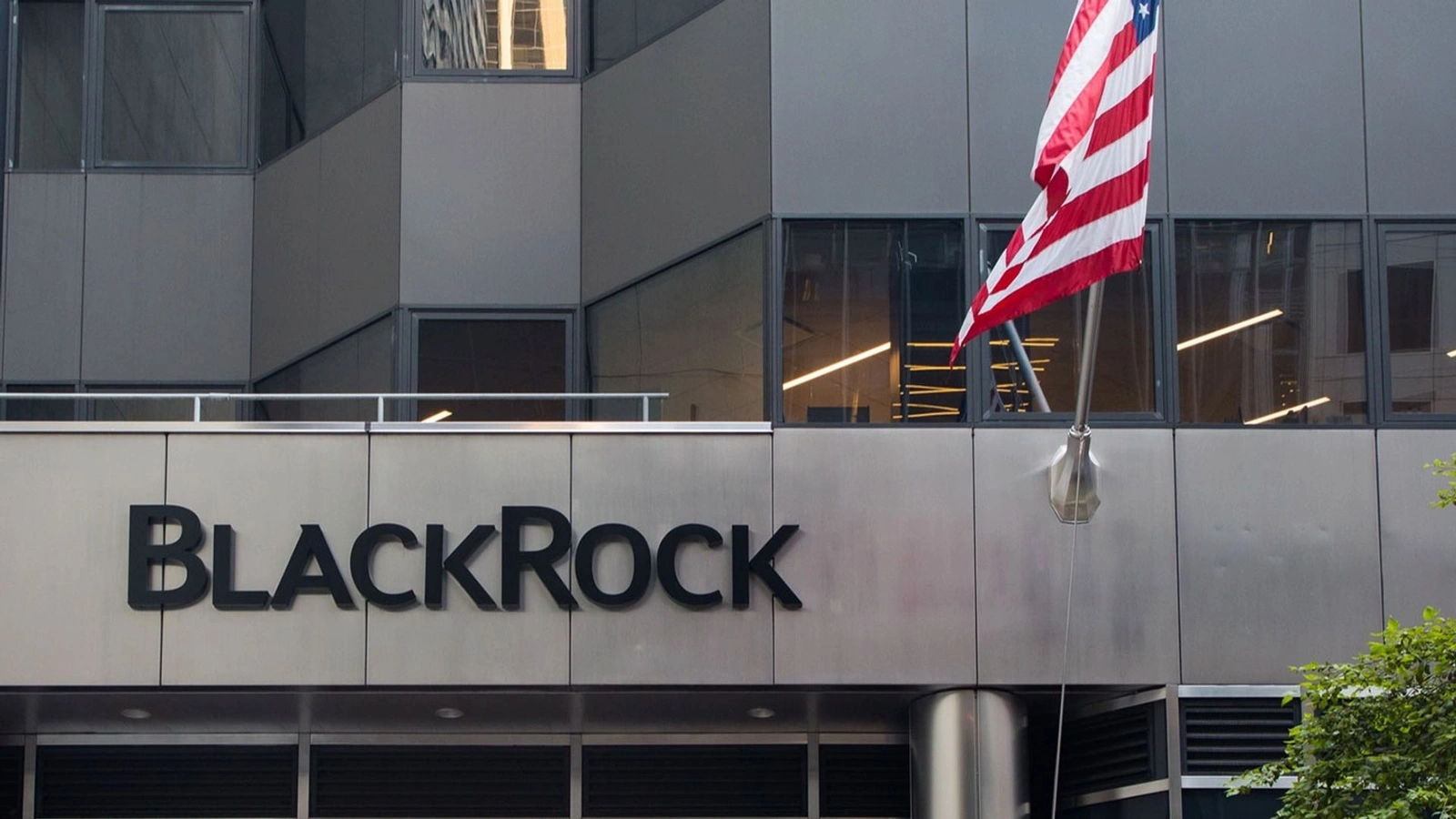 BlackRock's new bitcoin income fund offers cash flow alongside BTC exposure